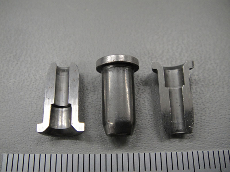ツバ有り 孔段付貫通部品